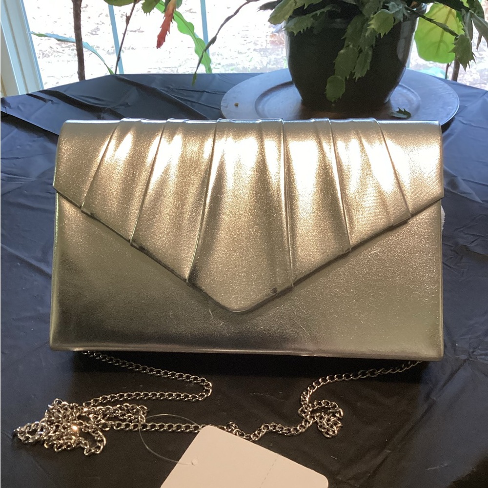 Venoline Elegant Silver Chain Shoulder Bag
Convertible Clutch Pleated
